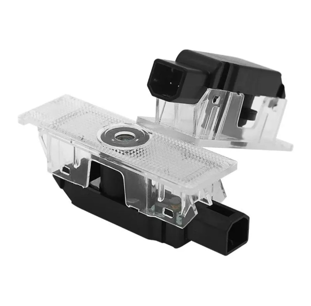 2 PROIETTORI LED LUCI SOTTOPORTA PER FIAT 500L GRANDE PUNTO 500X TIPO BRAVO PUNTO EVO CON LOGO PLUG AND PLAY CANBUS