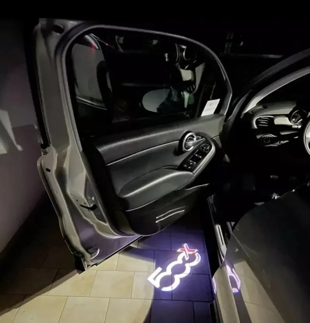 2 PROIETTORI LED LUCI SOTTOPORTA PER FIAT 500X CON LOGO PLUG AND PLAY CANBUS